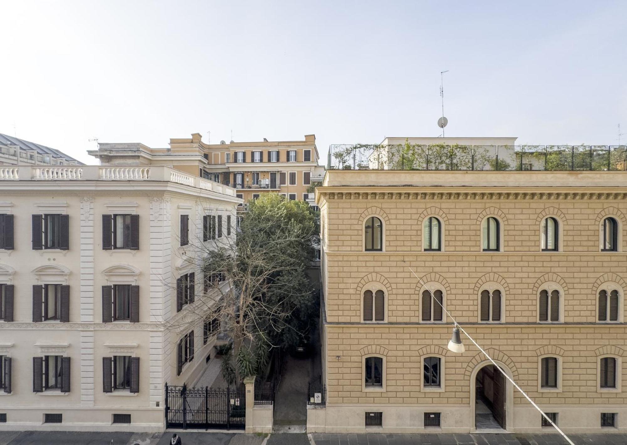 Bright Vatican Apartment *